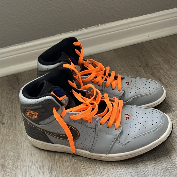 Jordan 1 Retro
93 Wolf Grey Orange - Picture 2 of 7